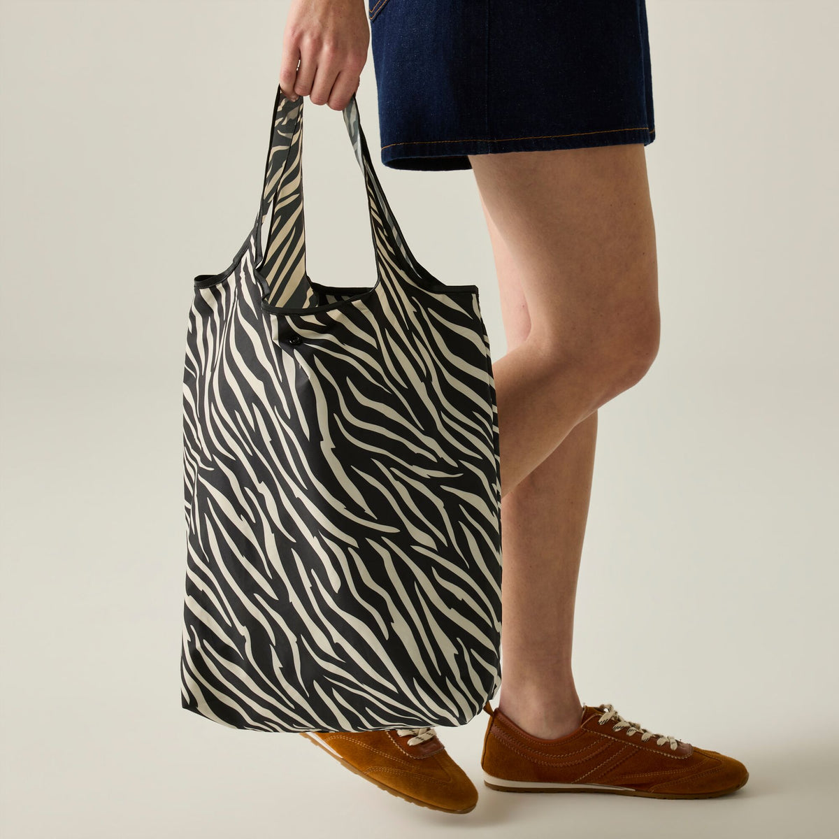 Black-Light Vanilla - Close up - Regatta Zebra Print Packaway Shopper Bag