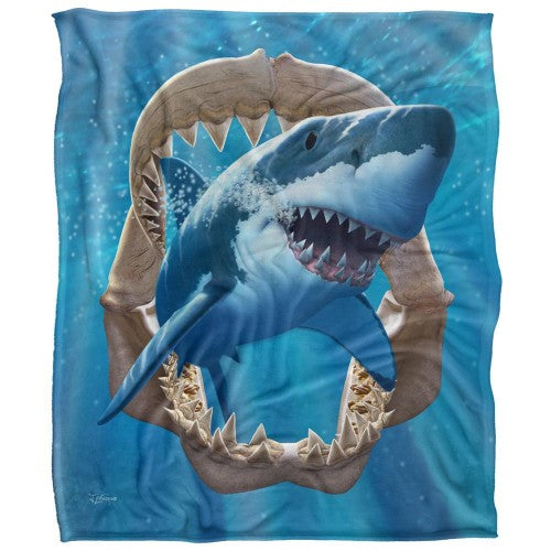 Front - JQ Licensing Hunting Shark Supersoft Blanket