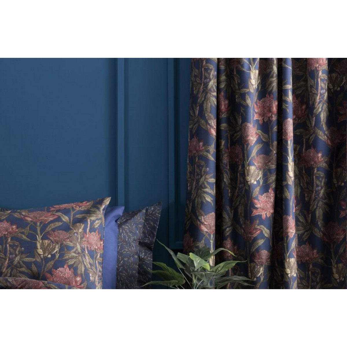 Pink-Navy - Back - Belledorm Wild Garden Lined Curtains (Pack of 2)
