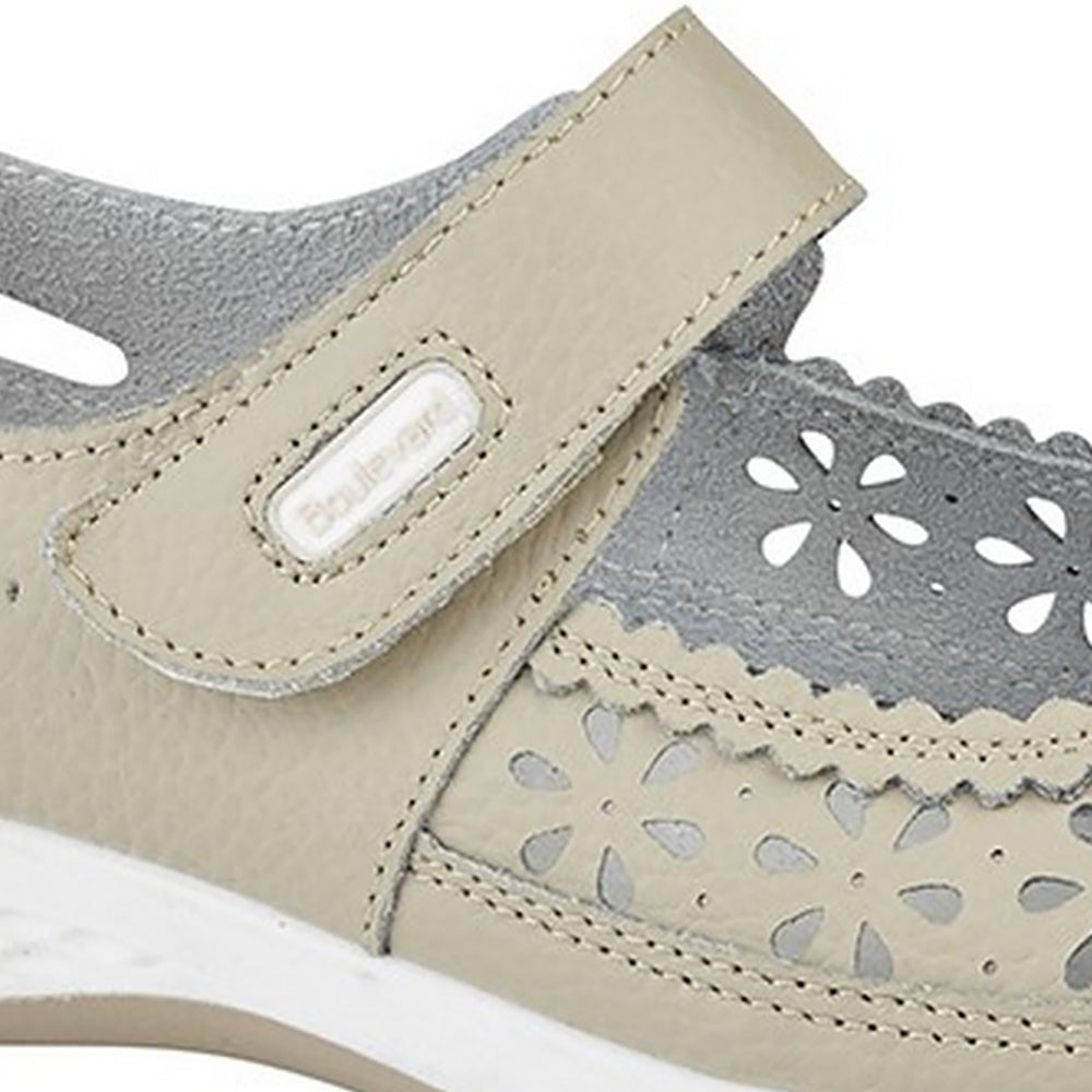 Beige - Back - Boulevard Womens-Ladies Wide Fitting Window Back Punched Bar Shoes