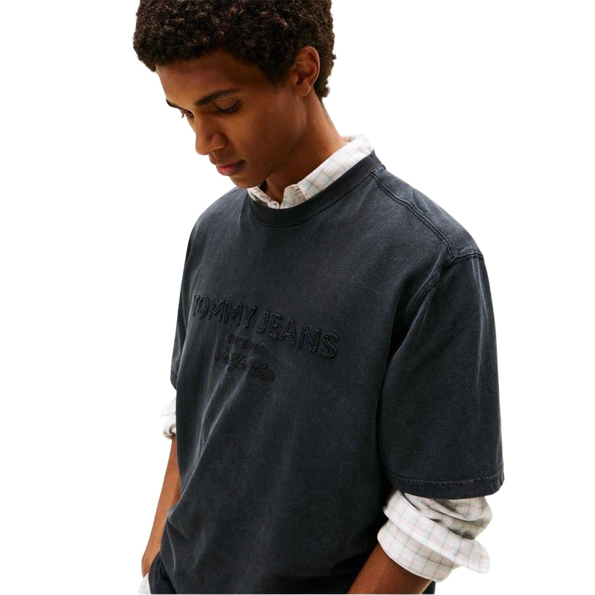 Black - Side - Tommy Jeans Mens 90s Embroidered Crew Neck T-Shirt