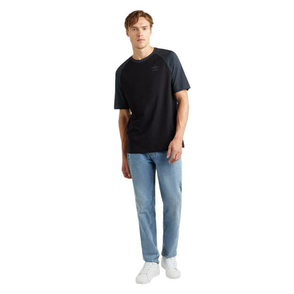 Black-Grey - Pack Shot - Umbro Mens Core Raglan T-Shirt
