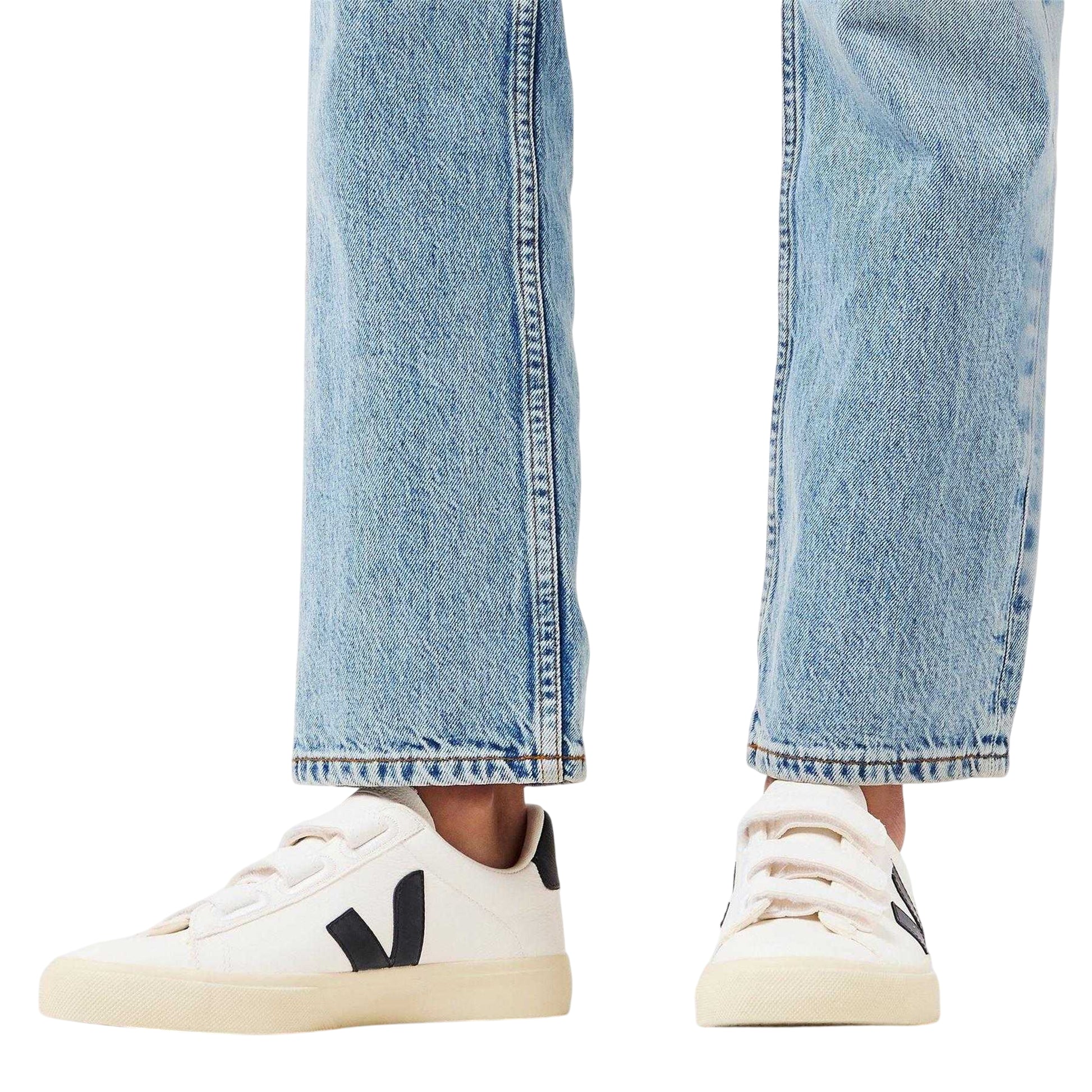 White-Black - Pack Shot - Veja Womens-Ladies Recife Leather Touch Fastening Court Trainers