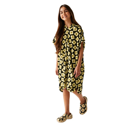 Black - Lifestyle - Regatta Girls Orla Kiely Spinning Flower Towelling Robe