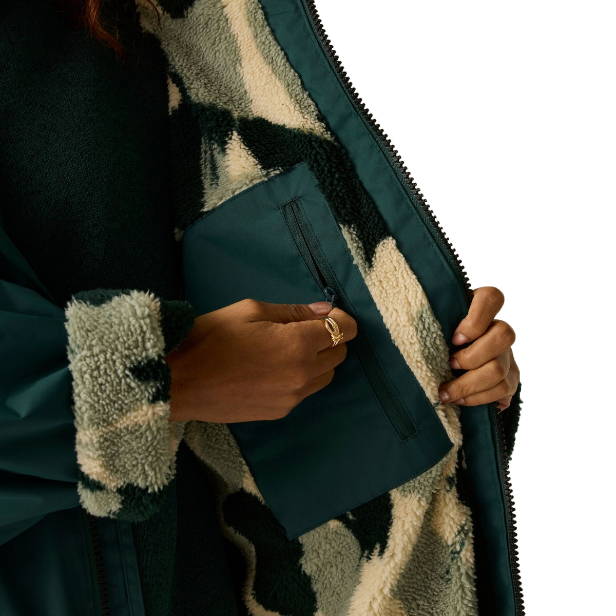 Deep Pine - Lifestyle - Regatta Unisex Adult Brush Stroke Changing Robe