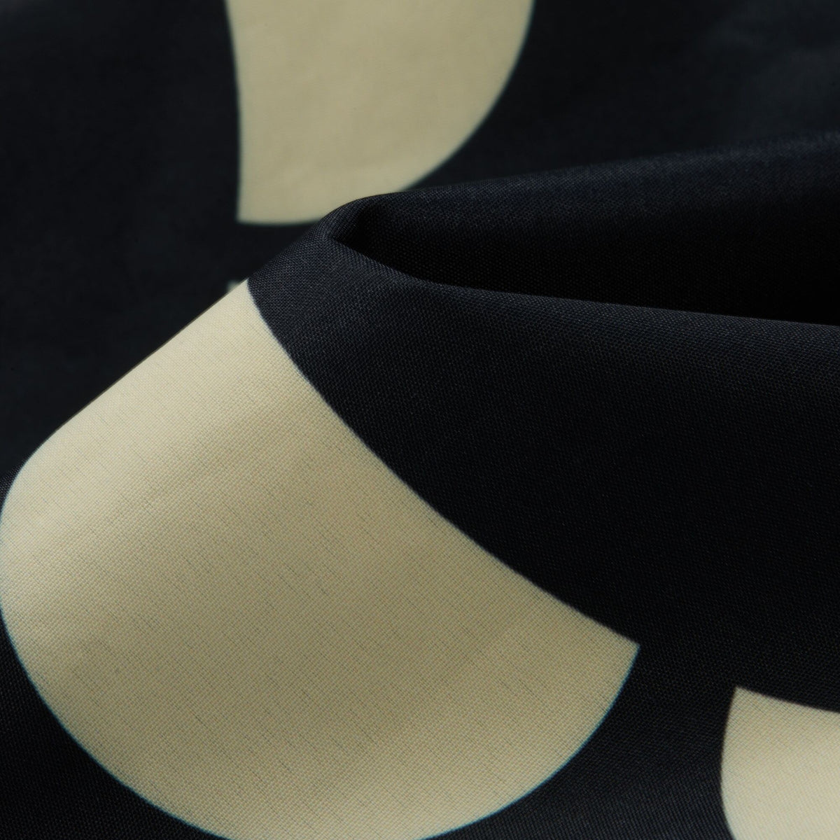 Black - Lifestyle - Regatta Womens-Ladies Orla Kiely Daisy Hoop Changing Robe